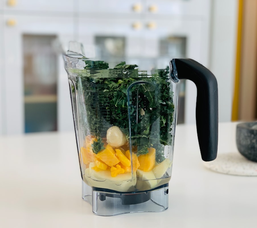 Grüner Detox-Saft mit Spinat und Apfel